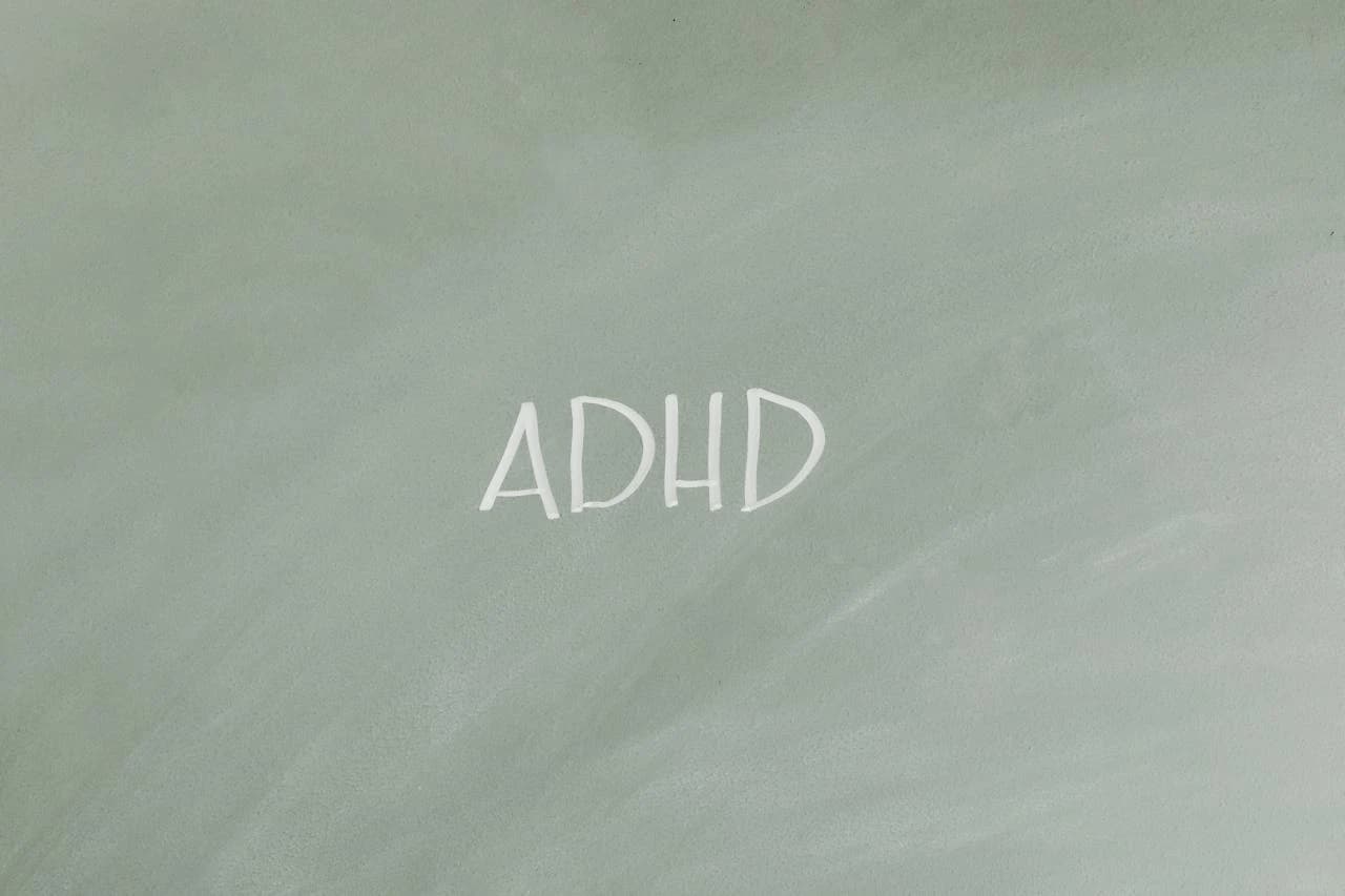 A person speaking with several thought bubbles being captured into a single note, representing ADHD-friendly dictation